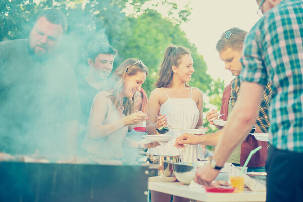 люди веселятся на вечеринке
 