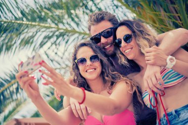 arkadaşlar açık havada eğlenin