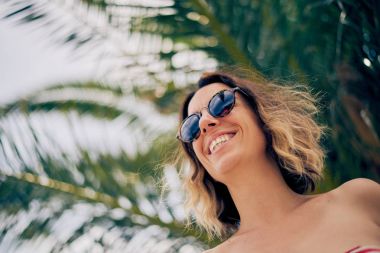 Güzel sarışın kadın.