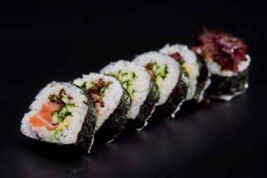 taze yapılmış suşi 