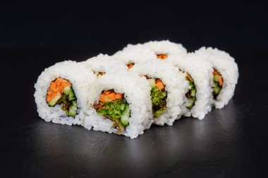 taze yapılmış suşi 