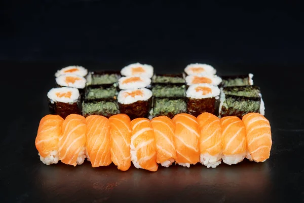 Frisch gemachtes Sushi — Stockfoto