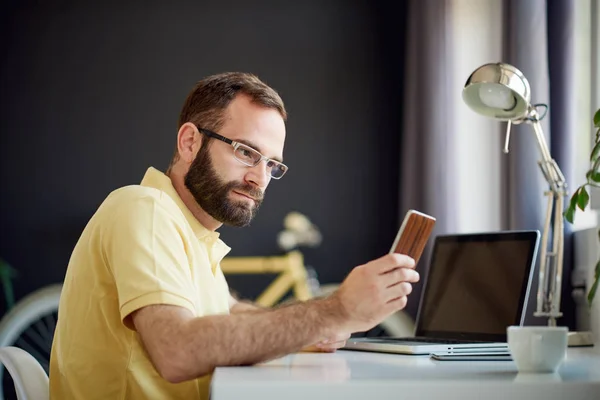 Jongeman in functie — Stockfoto