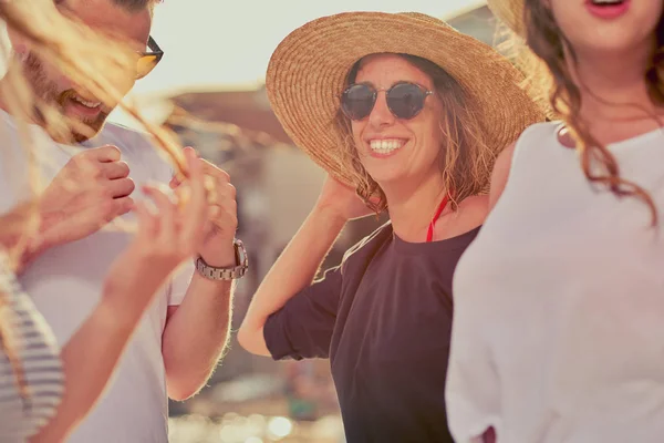 Freunde haben Spaß im Freien — Stockfoto