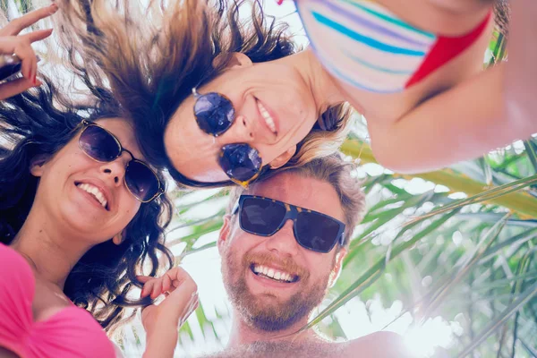 Amigos se divierten al aire libre —  Fotos de Stock