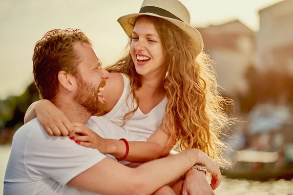 Jovem casal apaixonado — Fotografia de Stock