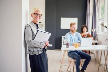 Ofiste genç insanlar  