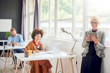 Ofiste genç insanlar  