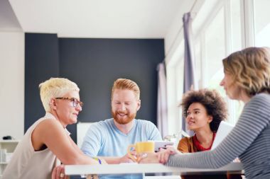 Ofiste genç insanlar  