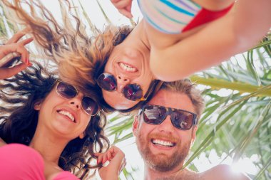 arkadaşlar açık havada eğlenin