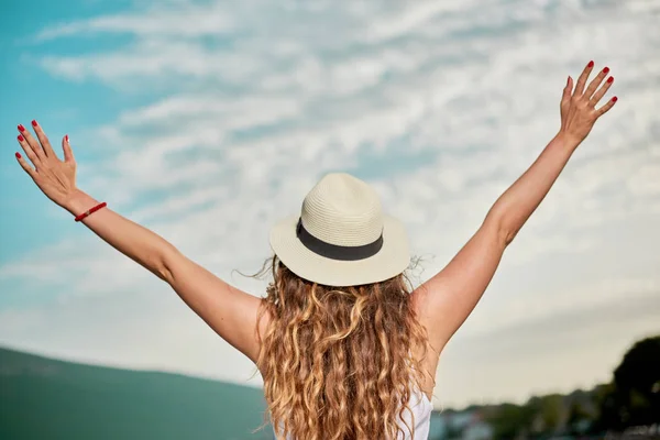 Mujer joven disfrutando de la naturaleza — Foto de Stock