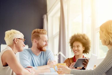 Ofiste genç insanlar  