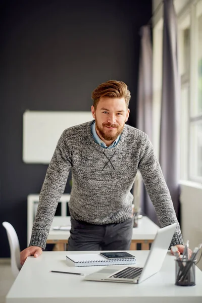 Jonge man op kantoor — Stockfoto