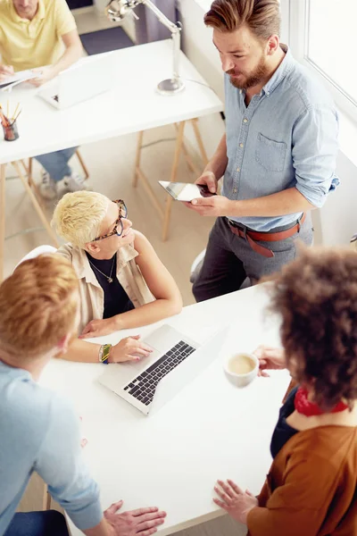 Ungdomar i office — Stockfoto