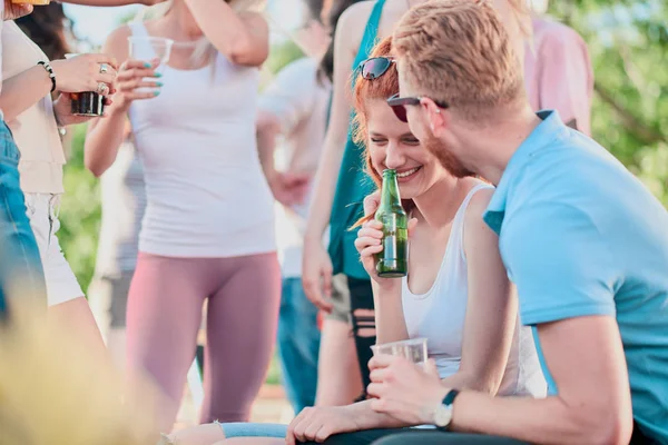 Les gens s'amusent sur la fête — Photo