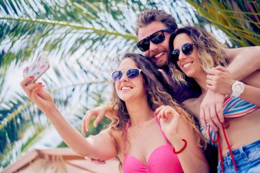 arkadaşlar açık havada eğlenin