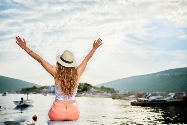 Mujer joven disfrutando de la naturaleza — Foto de Stock