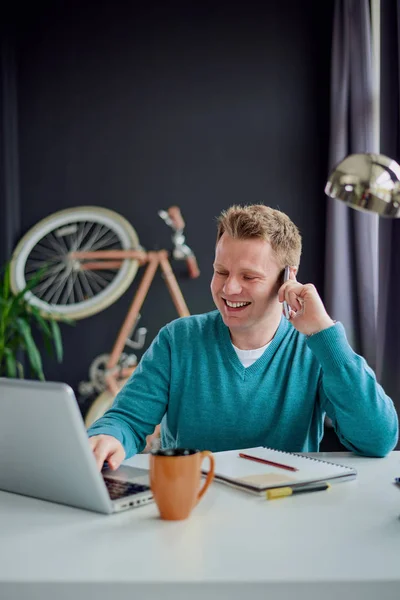 Jongeman in functie — Stockfoto