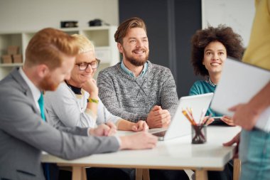 Ofiste genç insanlar  