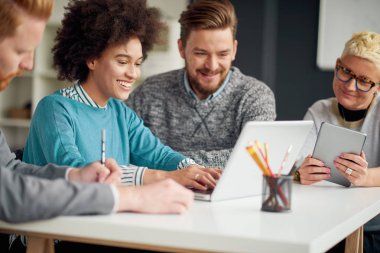 Ofiste genç insanlar  