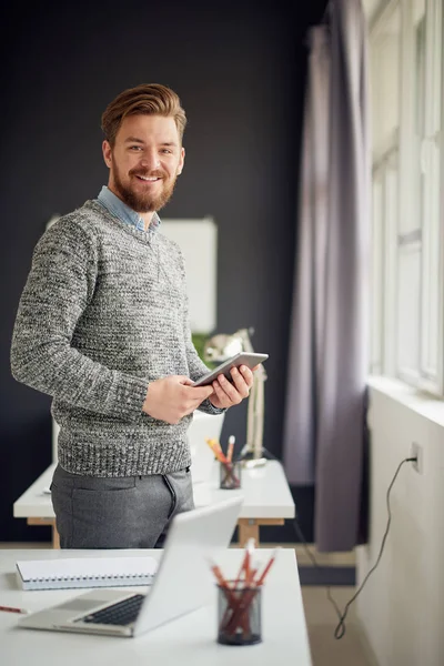 Jonge knappe man — Stockfoto