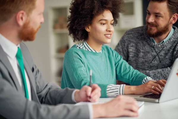 Ofiste genç insanlar  