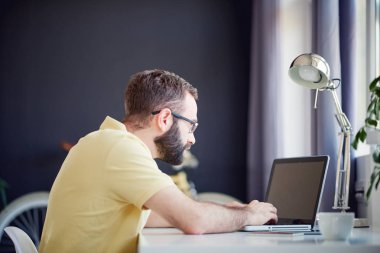 Modern ofis genç adam