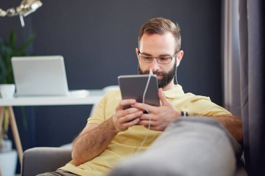 Modern ofis genç adam