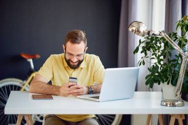 Modern ofis genç adam