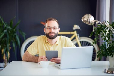 Modern ofis genç adam