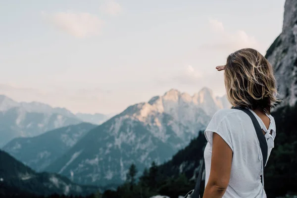 Genç kadın traveler — Stok fotoğraf