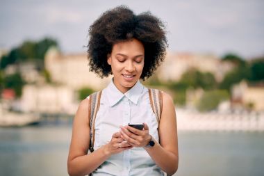 kadın turist akıllı fon kullanarak