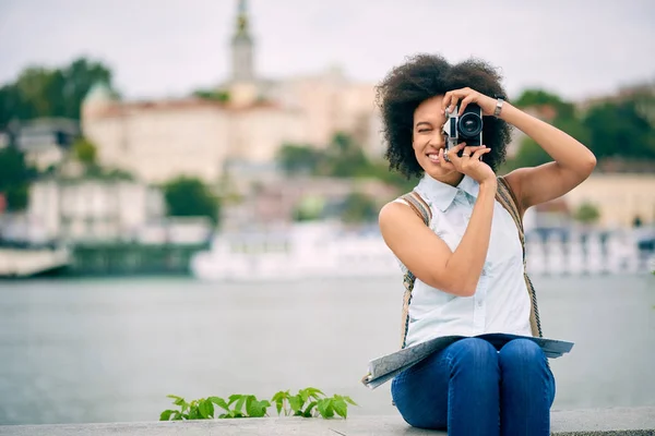 Turista tomando fotos del edificio — Foto de Stock