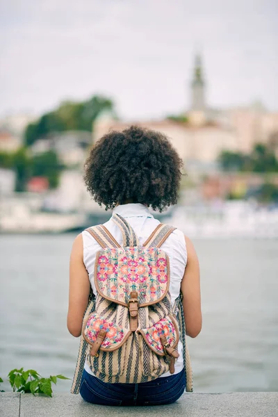 parapet Nehri yakınında oturan turist