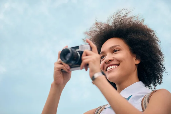 Turista tomando fotos del edificio — Foto de Stock