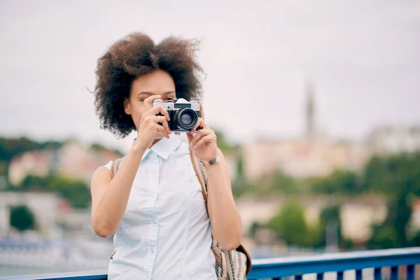 Turista tomando fotos del edificio — Foto de Stock