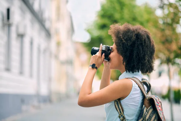 Turista scattare foto di costruzione — Foto Stock