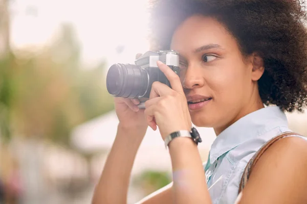 Turista tomando fotos en la calle — Foto de Stock