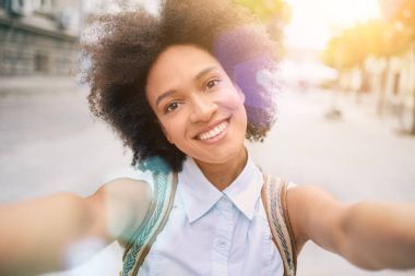 selfie fotoğraf çekme ve sokakta duran turizm