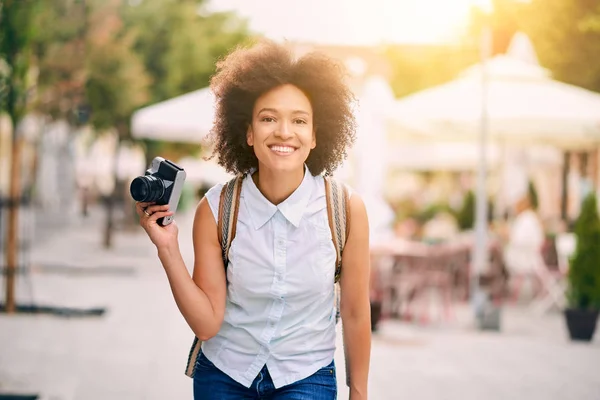 Sonriente turista caminando por la calle — Foto de Stock