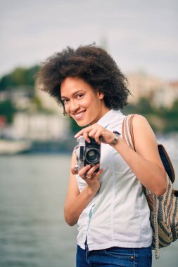 Karışık yarış gülümseyen turizm