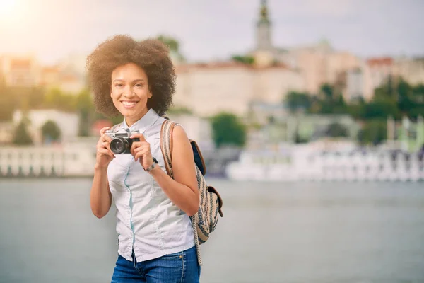 Blandad ras leende turist — Stockfoto