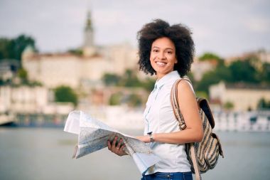 Karışık yarış gülümseyen güzel turist kadın  