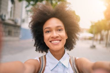 Karışık yarış gülümseyen güzel turist kadın  