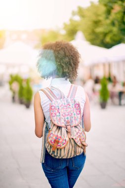 Karışık yarış gülümseyen güzel turist kadın  