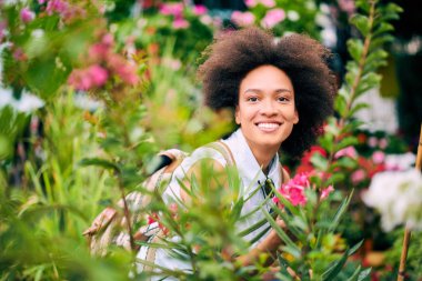 Karışık yarış gülümseyen güzel turist kadın  
