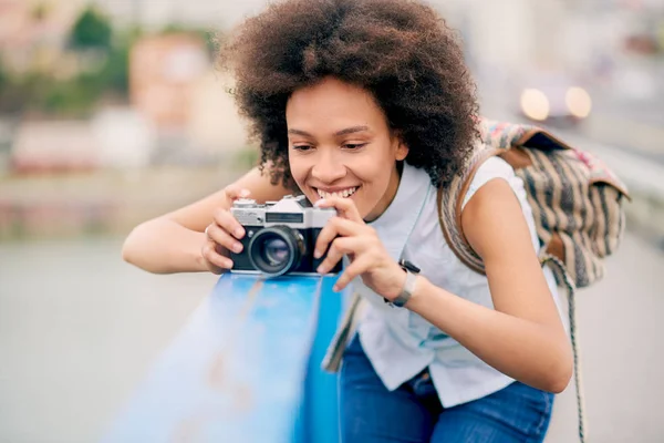 Razza mista sorridente bella donna turistica — Foto Stock