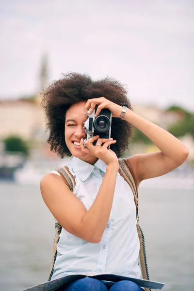 Razza mista sorridente bella donna turistica — Foto Stock