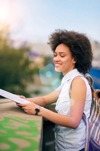 Karışık yarış gülümseyen güzel turist kadın  