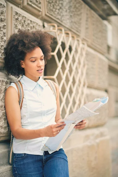 Karışık yarış gülümseyen güzel turist kadın  